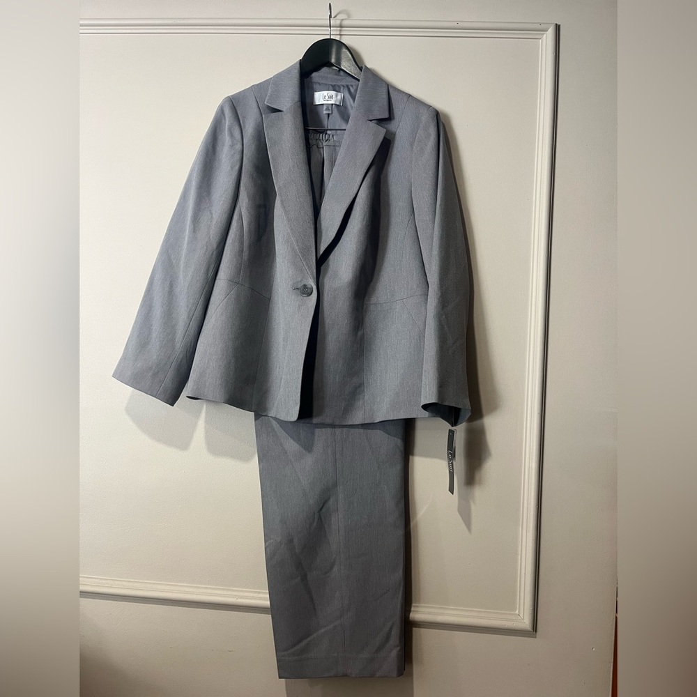 NWT! Never worn. Le Suit Women’s 2 Piece Grey Career/Work Suit 14W